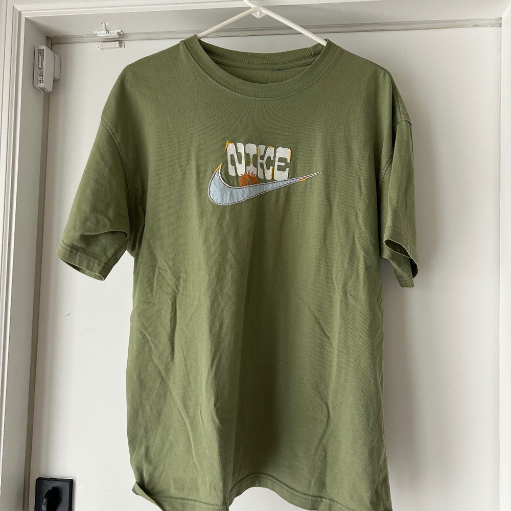 New Nike Sole Craft Tee Garden Green Spark T-Shirt Loose Fit Men’s Size Medium